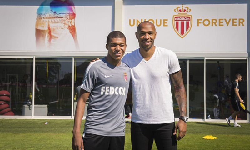 Đôi dòng giới thiệu về hai cầu thủ đẳng cấp khi mang Thierry Henry so sánh với Kylian Mbappe